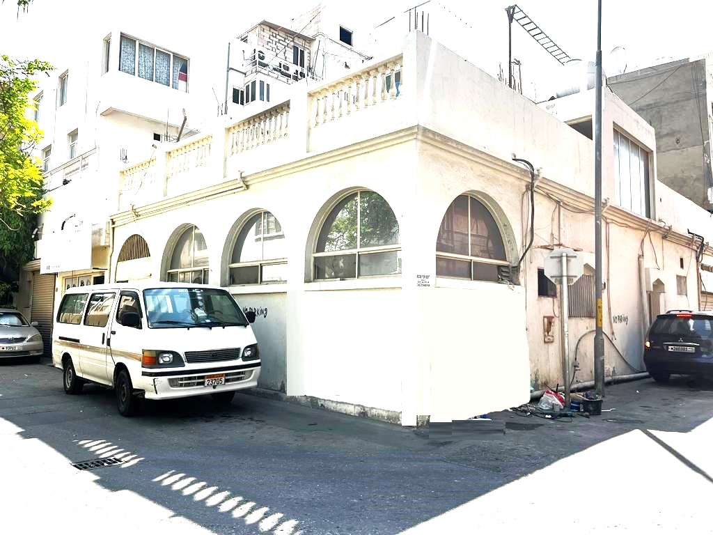 Building for sale in Guful with income 