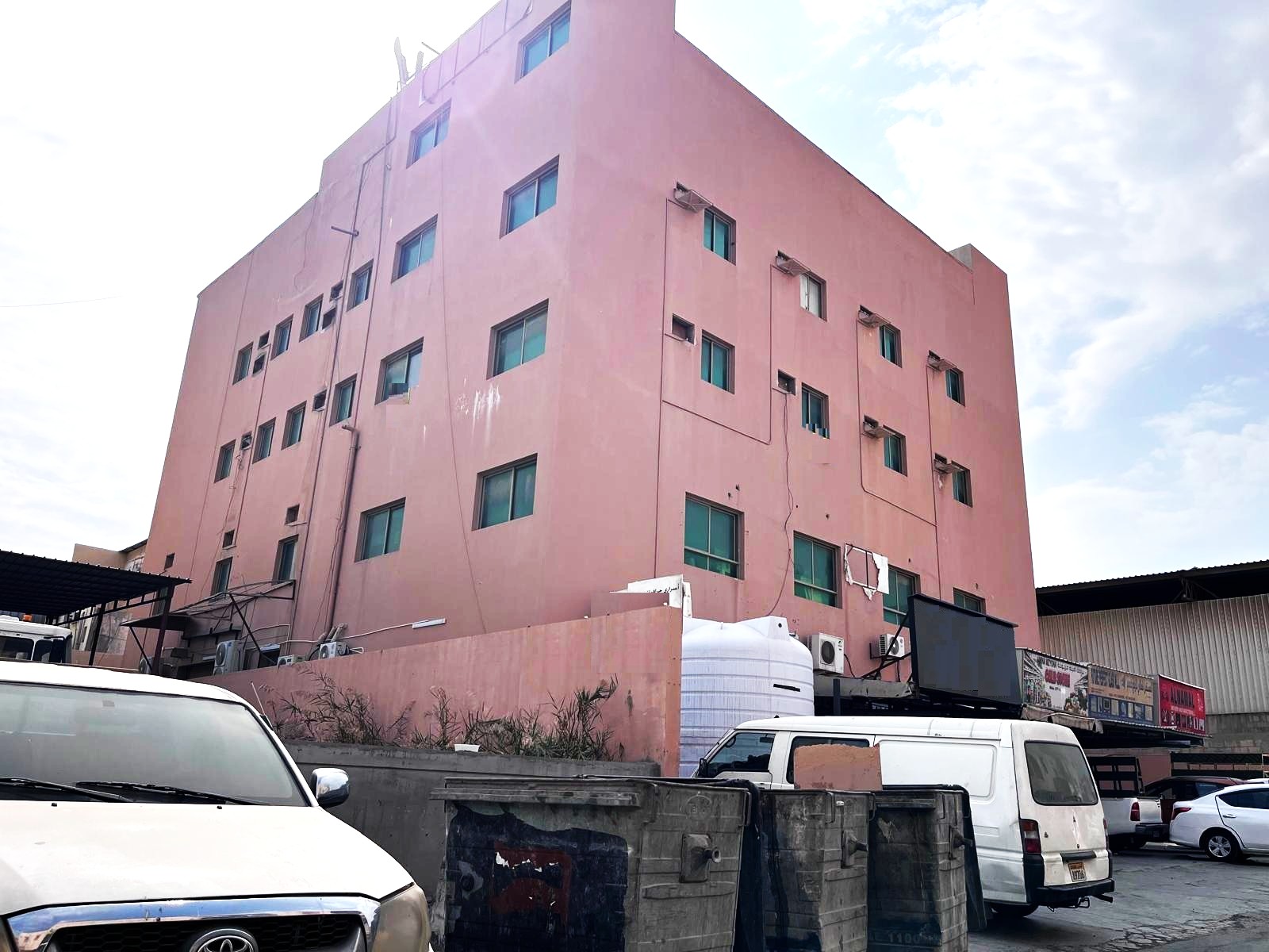 4-storey labor accommodation in Sanad / Nuwaidrat 