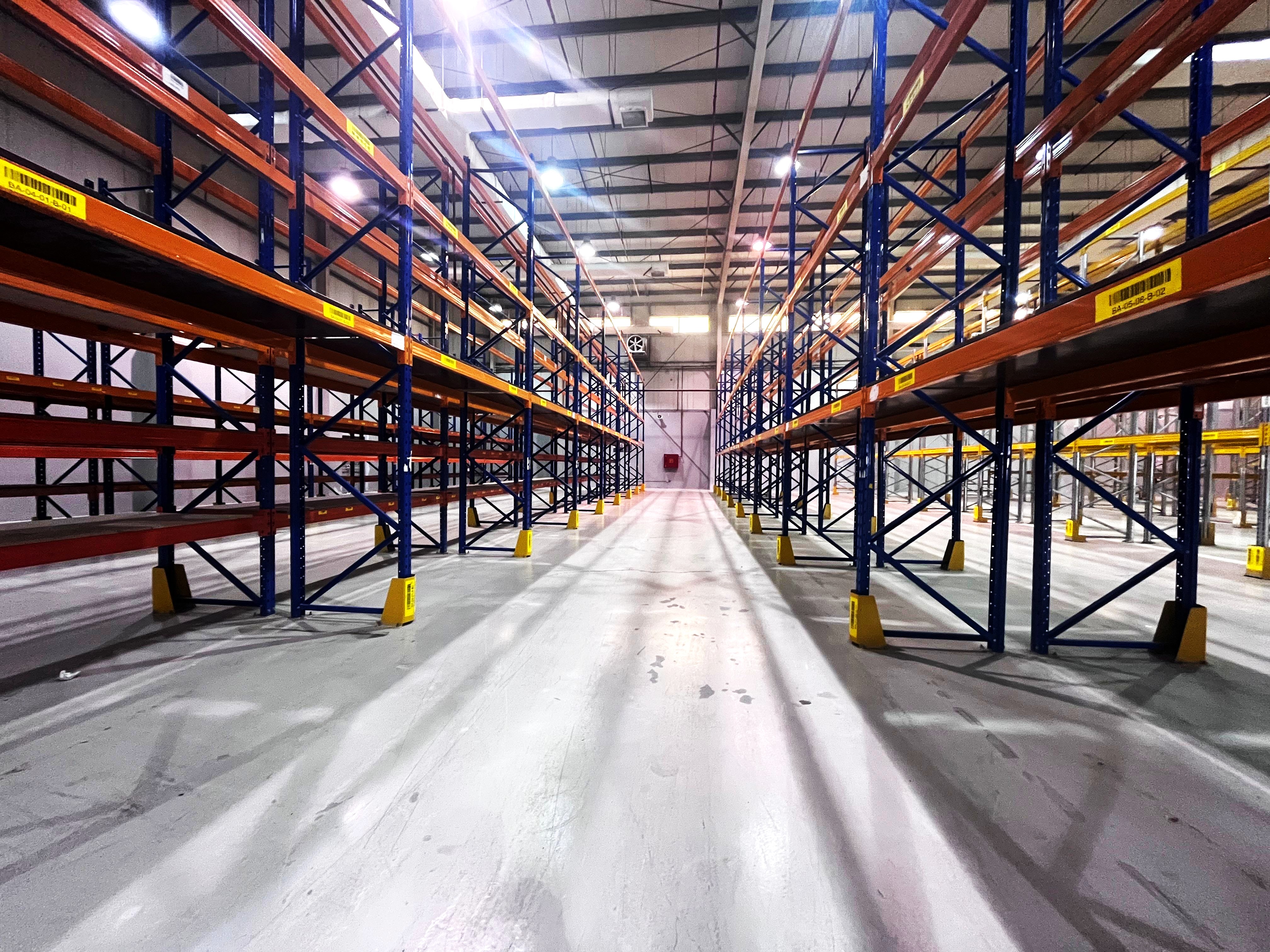 Air Conditioning Warehouse with Shelves 