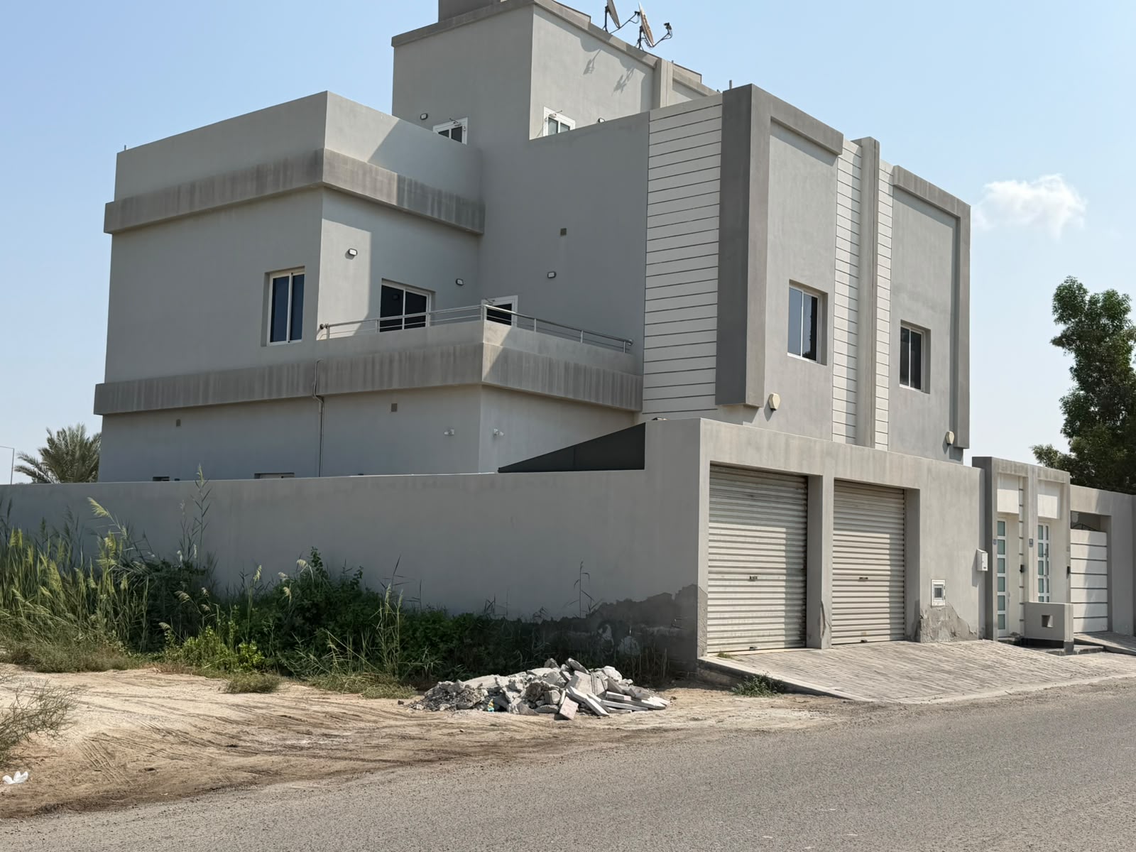 Semi-furnished villa for rent in Barbar