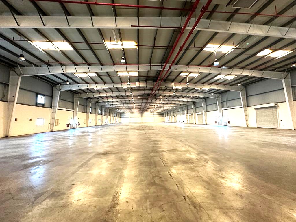 Commercial warehouse / workshop for rent in Hidd