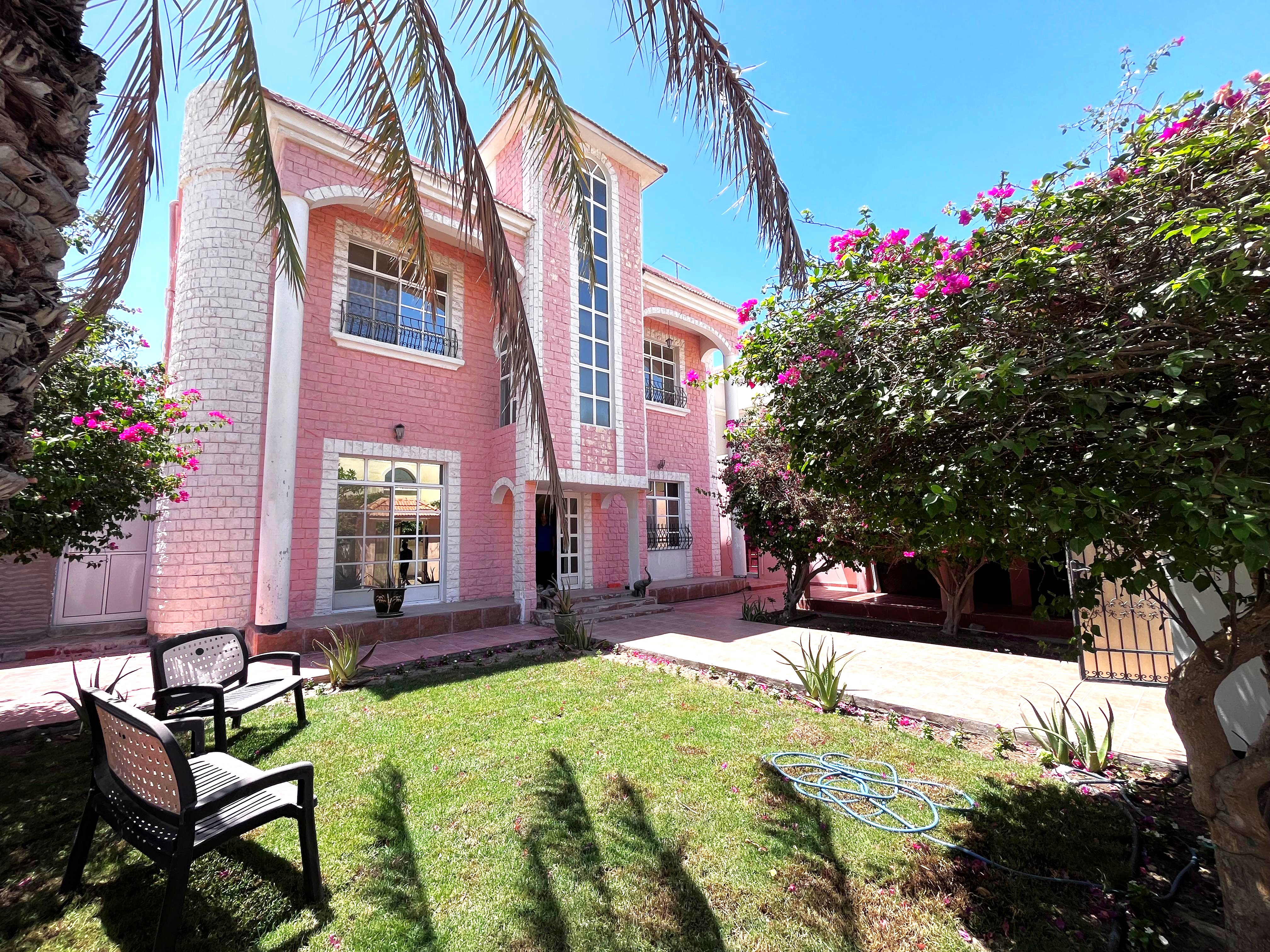 Beautiful Garden Villa for Sale in Aáli 