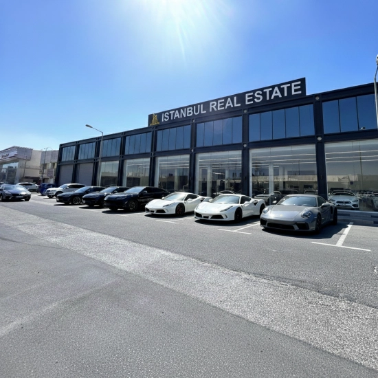 Highway Facing Showroom ( 1671m²) for Rent